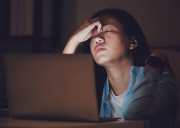 Nga heshtja në veprim/ Si mund të ndihmojmë dikë që po kalon një krizë emocionale?