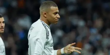 Ylli francez jashtë fushës për disa kohë! Mbappé dërgohet në spital, ç’ndodhi?