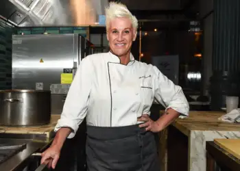 Ndërron jetë shefja e njohur e Food Network, në moshën 55-vjeçare
