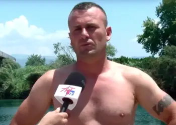 Heroi shqiptar që u zhyt për të shpëtuar dy fëmijët bën tatuazh fytyrat e Spyros dhe Nisi