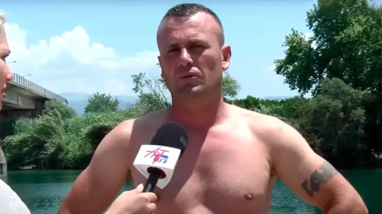 Heroi shqiptar që u zhyt për të shpëtuar dy fëmijët bën tatuazh fytyrat e Spyros dhe Nisi