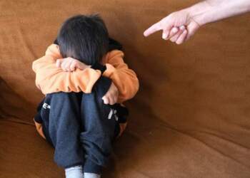 Prindër, ja pesë frazat që nuk duhet t’ua thoni kurrë fëmijëve tuaj