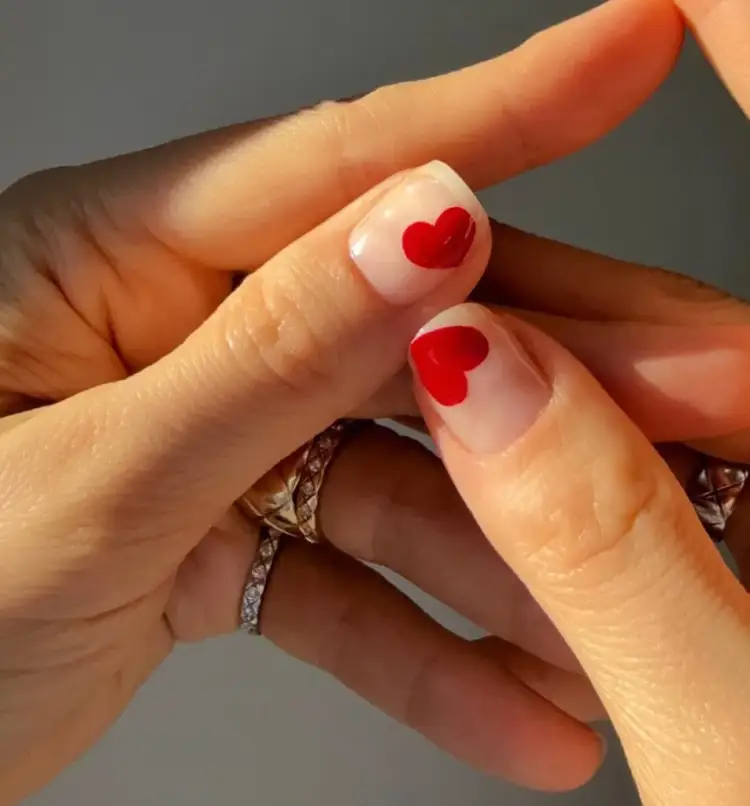 Teoria e thonjve të kuq: Si mund të na rrisë vetëbesimin një manikyr