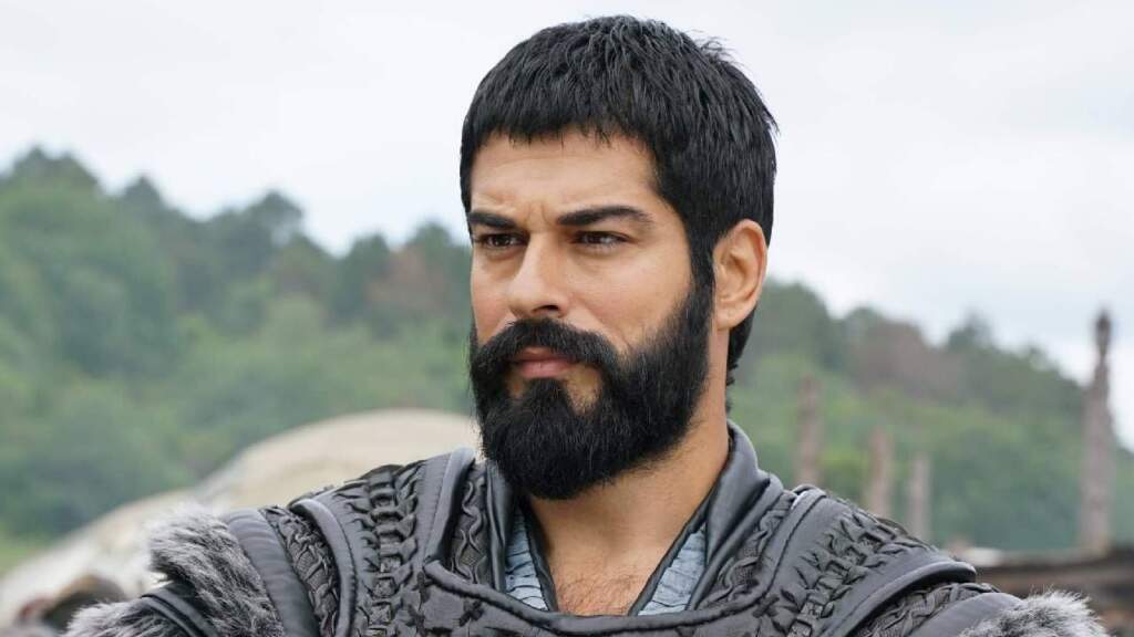 Foto/ Ylli i serialeve turke, Burak Ozçivit, në pushime në Shqipëri