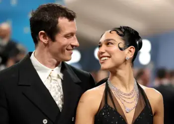 Sytë zemraaa! Dua Lipa konfirmon fejesën me Callum Turner