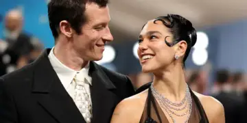 Sytë zemraaa! Dua Lipa konfirmon fejesën me Callum Turner