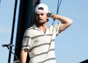 Këngëtari i njohur i muzikës country, përfshihet në një aksident fatal