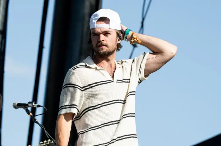 Këngëtari i njohur i muzikës country, përfshihet në një aksident fatal