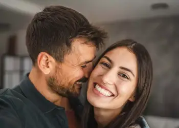 Çfarë i bën lidhjet të zgjasin? Shkencëtarët zbulojnë të vërtetën “e ashpër”