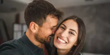 Çfarë i bën lidhjet të zgjasin? Shkencëtarët zbulojnë të vërtetën “e ashpër”