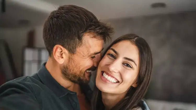 Çfarë i bën lidhjet të zgjasin? Shkencëtarët zbulojnë të vërtetën “e ashpër”