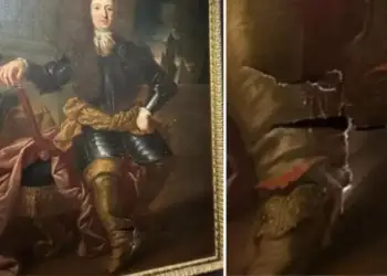 Një selfie që shkoi keq, turisti gris një vepër arti në Firence