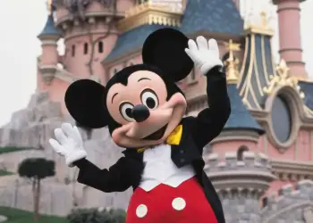 Skandal në Disneyland Paris: 22-vjeçari britanik organizon “dasëm” me një vajzë 9-vjeçare, arrestime dhe hetime për mashtrim
