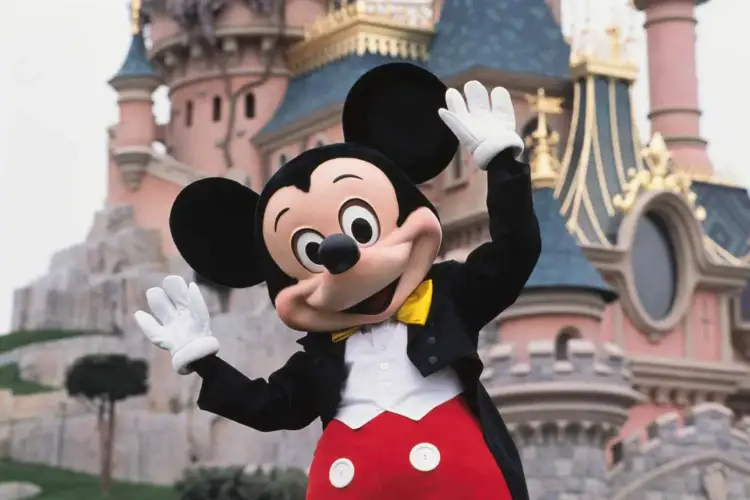 Skandal në Disneyland Paris: 22-vjeçari britanik organizon “dasëm” me një vajzë 9-vjeçare, arrestime dhe hetime për mashtrim