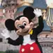 Skandal në Disneyland Paris: 22-vjeçari britanik organizon “dasëm” me një vajzë 9-vjeçare, arrestime dhe hetime për mashtrim