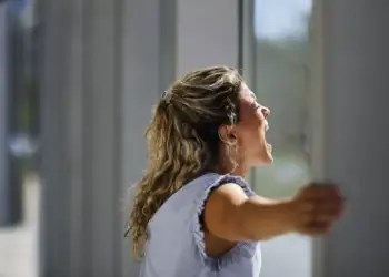 Pse çdo natë studentët suedezë hapin dritaret dhe bërtasin në errësirë?