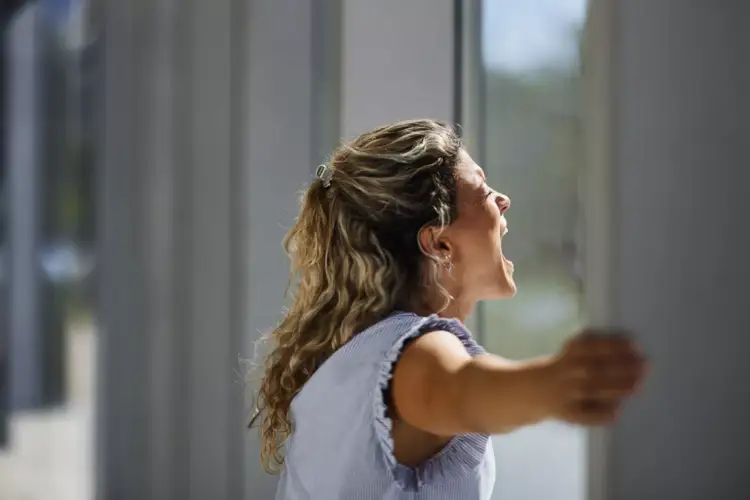 Pse çdo natë studentët suedezë hapin dritaret dhe bërtasin në errësirë?