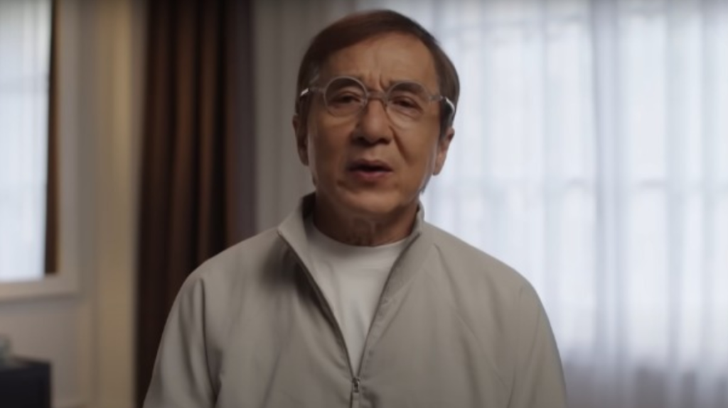 Jackie Chan shpjegoi pse nëna e tij nuk mundi t’i shihte filmat e tij deri në fund