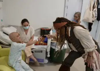 Vizitë e veçantë: Johnny Depp surprizon të vegjlit i veshur si Jack Sparrow