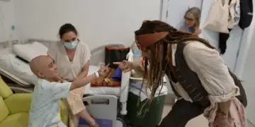 Vizitë e veçantë: Johnny Depp surprizon të vegjlit i veshur si Jack Sparrow