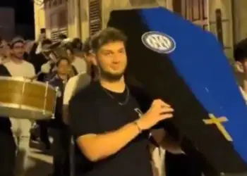 Tifozët e Milanit organizuan një funeral për Interin pas humbjes në finale