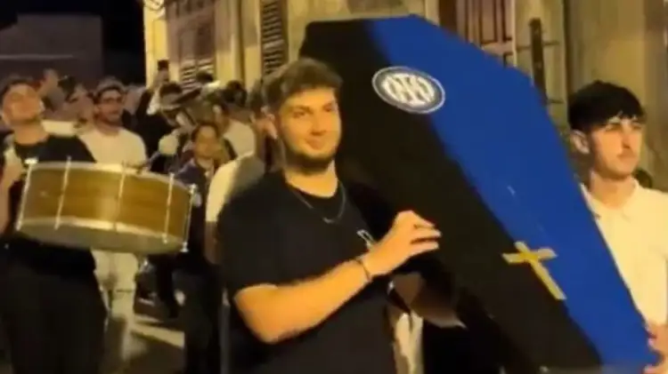Tifozët e Milanit organizuan një funeral për Interin pas humbjes në finale