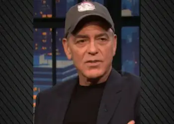 George Clooney shfaqet në shfaqje televizive me kapele, çfarë po fsheh?