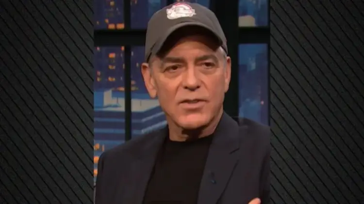 George Clooney shfaqet në shfaqje televizive me kapele, çfarë po fsheh?