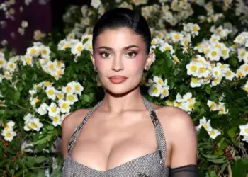 Kylie Jenner i vjen në ndihmë fanses, i tregon detajet për operacionin e gjoksit