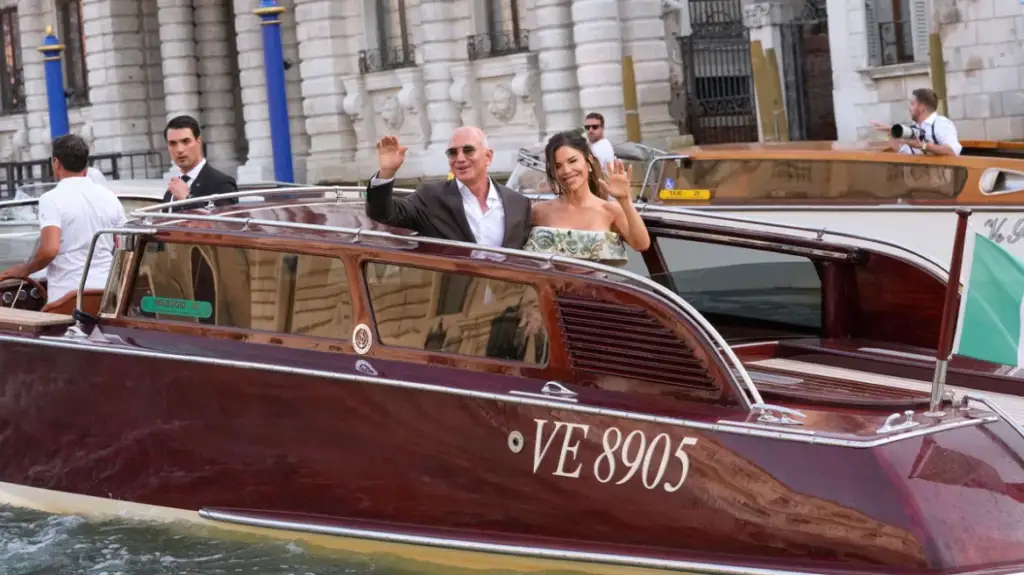 “Brenda” darkës së Jeff Bezos dhe Lauren Sanchez: Menuja italiane, atmosfera dhe puthjet e çiftit