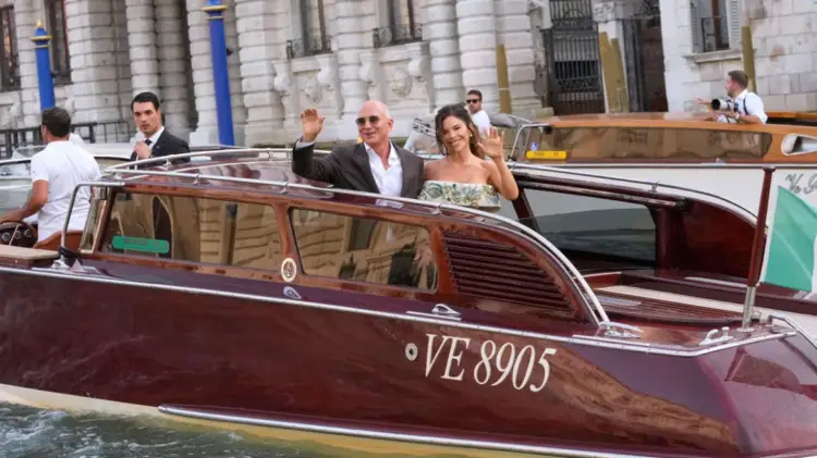 “Brenda” darkës së Jeff Bezos dhe Lauren Sanchez: Menuja italiane, atmosfera dhe puthjet e çiftit