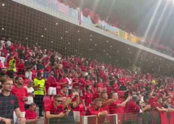 Momente emocionuese nga shkallët e stadiumit, tifozët shqiptarë këndojnë njëzëri “Mora Fjalë”