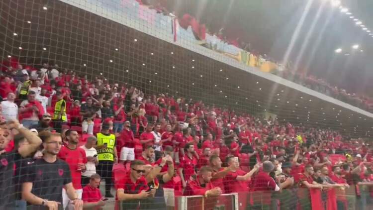 Momente emocionuese nga shkallët e stadiumit, tifozët shqiptarë këndojnë njëzëri “Mora Fjalë”