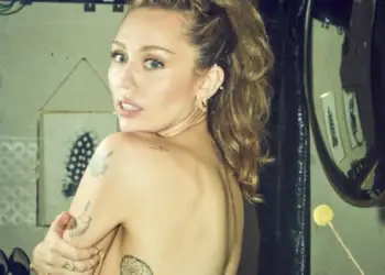Miley Cyrus ka mbi 70 tatuazhe, por pendohet për 80% të tyre