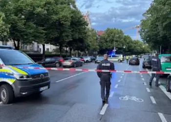 Terror në Mynih! Gruaja sulmon kalimtarët me thikë, vritet nga policia