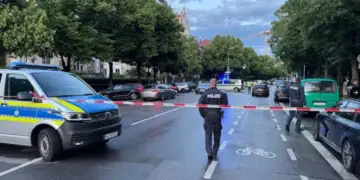 Terror në Mynih! Gruaja sulmon kalimtarët me thikë, vritet nga policia