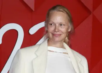 Pamela Anderson dëshiron të “thyejë” stereotipet e bukurisë në Hollywood: Gjithmonë kam qenë rebele