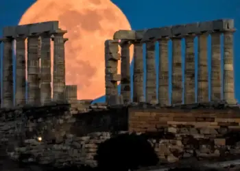 Imazhe magjepsëse në Sounio: Hëna e plotë me luleshtrydhe ndriçon Tempullin e Poseidonit