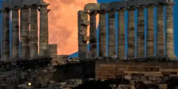 Imazhe magjepsëse në Sounio: Hëna e plotë me luleshtrydhe ndriçon Tempullin e Poseidonit