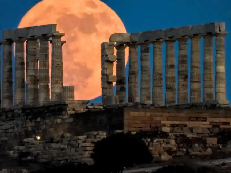 Imazhe magjepsëse në Sounio: Hëna e plotë me luleshtrydhe ndriçon Tempullin e Poseidonit