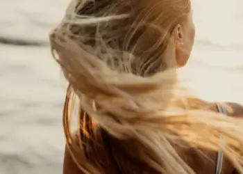 Pse duhet të shtoni krem mbrojtës nga dielli për flokët në çantën tuaj të pushimeve?