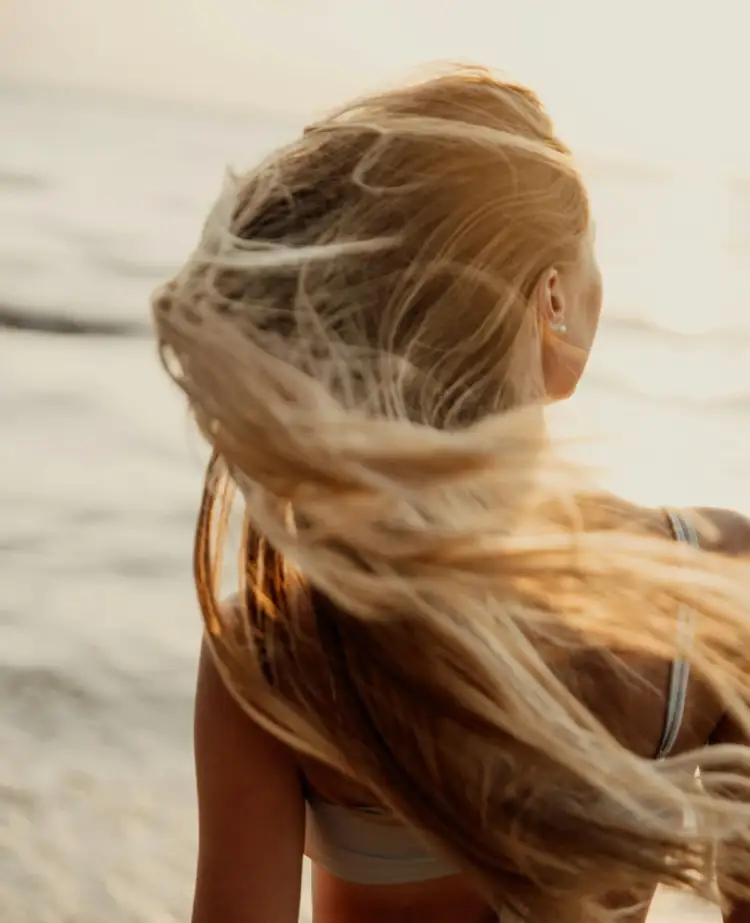 Pse duhet të shtoni krem mbrojtës nga dielli për flokët në çantën tuaj të pushimeve?