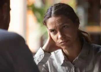 Si ta dalloni nëse dikush po gënjen në vetëm 3 hapa