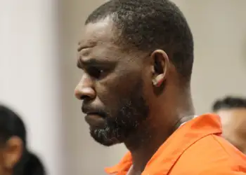 Incident në burg/ Këngëtari i njohur dërgohet me urgjencë në spital