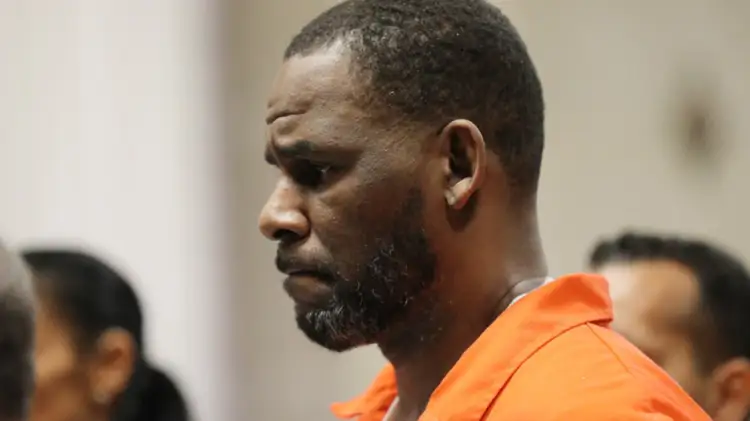 Incident në burg/ Këngëtari i njohur dërgohet me urgjencë në spital