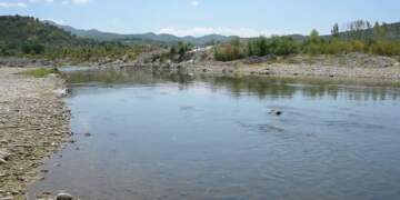 E rëndë në Peqin/ Trupi i 6-vjeçarit gjendet i mbytur në lumin Shkumbin