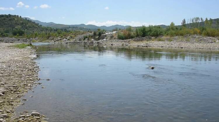 E rëndë në Peqin/ Trupi i 6-vjeçarit gjendet i mbytur në lumin Shkumbin