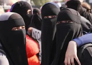 Kërkesa e Sirisë për gratë: Vishni rroba “të gjera dhe modeste” dhe burkini në plazhe