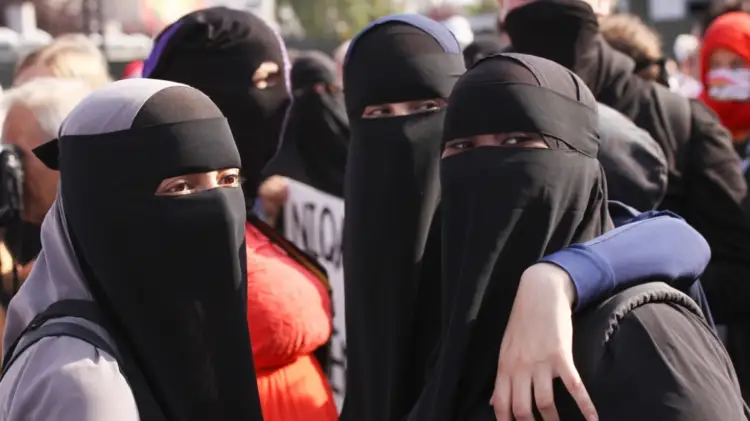 Kërkesa e Sirisë për gratë: Vishni rroba “të gjera dhe modeste” dhe burkini në plazhe