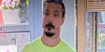 Policia publikon pamje të reja nga kamerat e sigurisë ndërsa vijon kërkimi për babain që dyshohet se vrau tre vajzat e tij